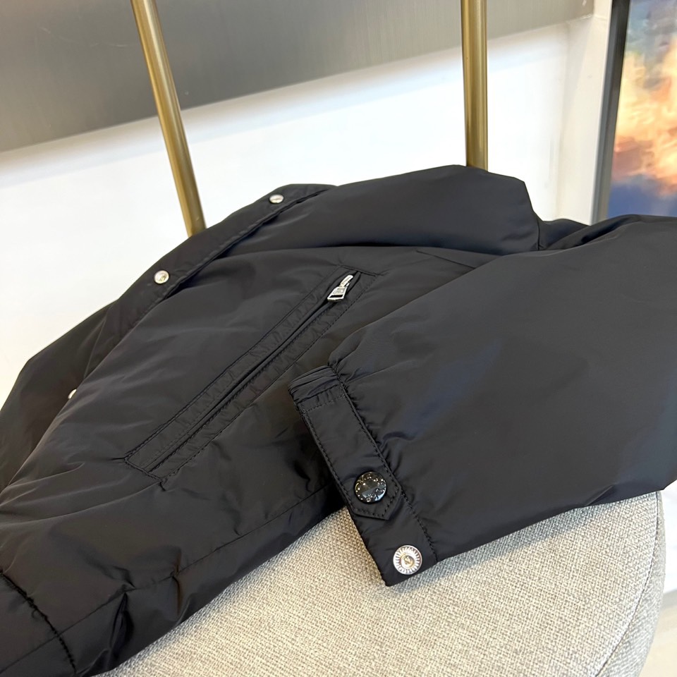 Mon蒙口、男士Montriond系列。2025秋冬新品蒙口男士羽绒外套，以经典黑色诠释低调奢华。采用立