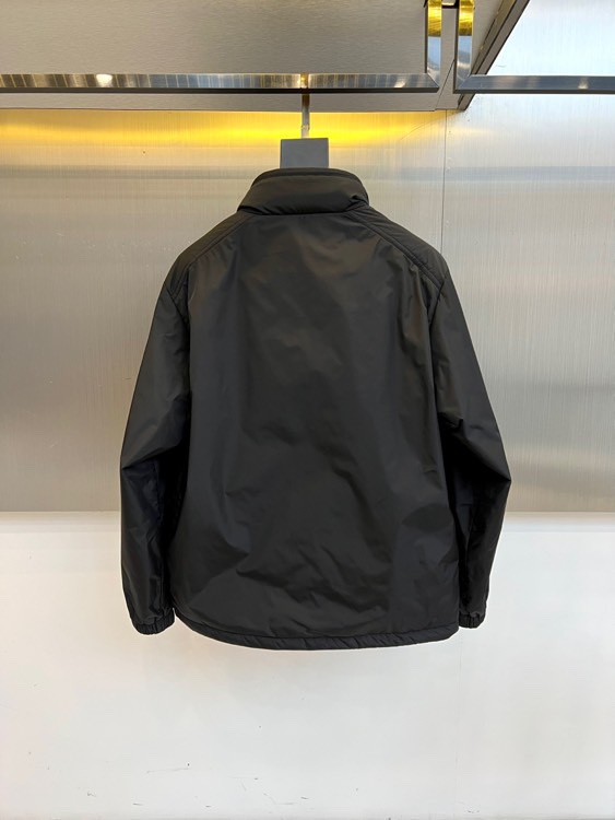 Mon蒙口、男士Montriond系列。2025秋冬新品蒙口男士羽绒外套，以经典黑色诠释低调奢华。采用立