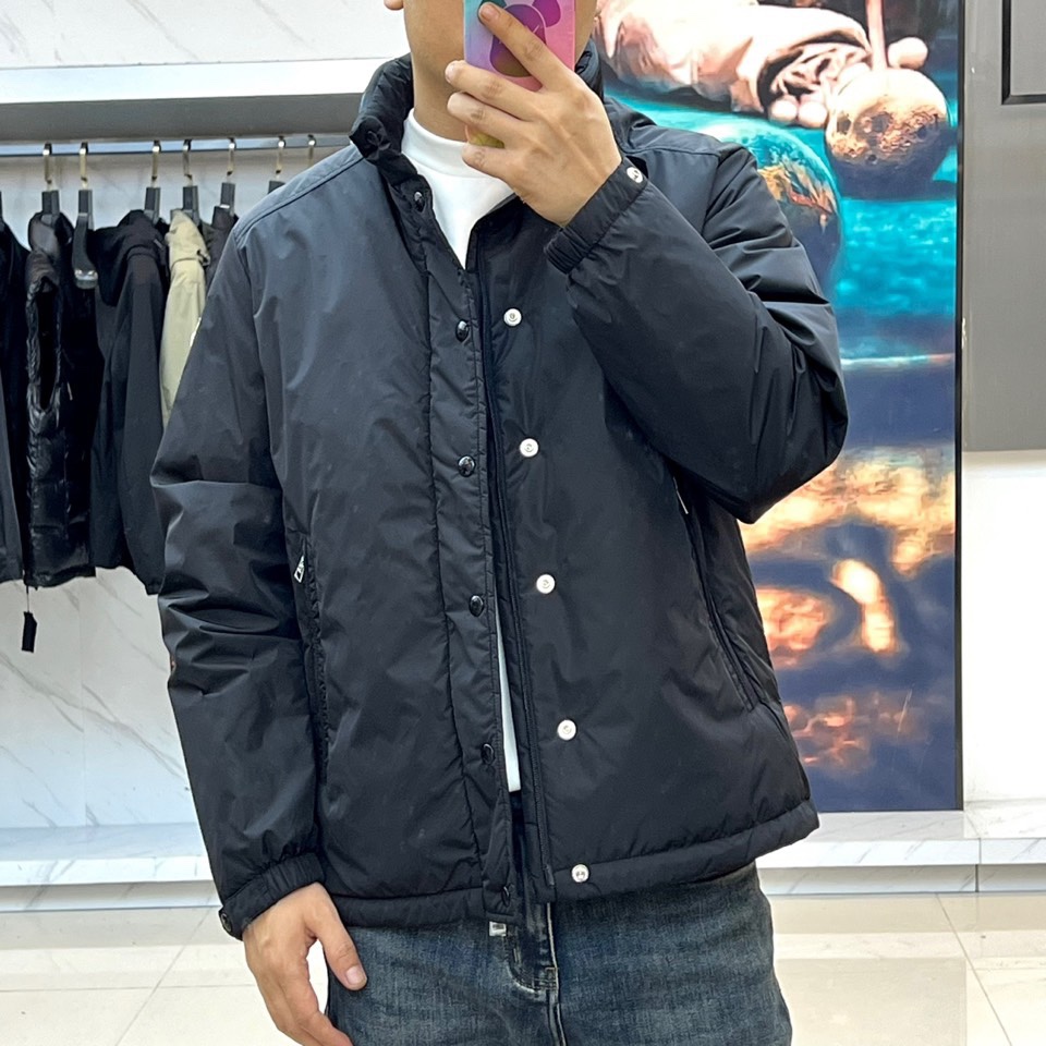 Mon蒙口、男士Montriond系列。2025秋冬新品蒙口男士羽绒外套，以经典黑色诠释低调奢华。采用立