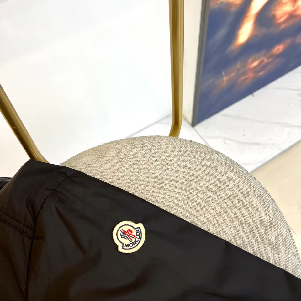 Mon蒙口、男士Montriond系列。2025秋冬新品蒙口男士羽绒外套，以经典黑色诠释低调奢华。采用立