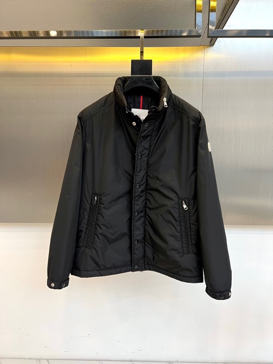 NO:545586,Mon masked and men's Montriond series. The new autumn and winter masked men's down jacket interprets low-key luxury in classic black. It adopts a stand-up collar design, with red stripes on the inner side of the collar to highlight delicate details. The front is equipped with white buttons, zippered pockets on both sides, and the cuffs are adjusted with silver snap buttons, taking into account practical functions and aesthetic balance. The left sleeve is decorated with a brand's iconic logo, demonstrating identity. Filled with 90 duck down and 10 feathers, it complies with the American down feather product label standard (USA), ensuring excellent warmth and light body feel. The fabric is made of high-tech windproof material, with delicate texture on the surface, and the inner quilting process is evenly distributed down, effectively locking and windproofing.  The tailoring continues the iconic neat silhouette of the cover, the shoulder line is natural and smooth, and the hem is moderately closed. It is suitable for business commuting, urban leisure or outdoor activities, and can not only show the elite temperament with formal wear, but also create a fashionable look with casual outfits. It redefines the warm winter items with exquisite craftsmanship and practical aesthetics, making it a must-have choice for modern men's winter wardrobe. Size 1-5 (model 173, 143 catties upper body 2 sizes), Moncler, jackets & coats, down jacket, alexander wang19860909Mon蒙口、男士Montriond系列. 秋冬新品蒙口男士羽绒外套,以经典黑色诠释低调奢华.采用立领设计,领口内侧点缀红色细条装饰,凸显精致细节.正面配备白色纽扣开合,两侧设拉链口袋,袖口采用银色按扣调节设计,兼顾实用功能与美学平衡.左袖饰有品牌标志性徽标,彰显身份认同. 填充90鸭绒与10羽毛,符合美国羽绒羽毛制品标签标准（USA）,确保卓越保暖性能与轻盈体感.面料选用高科技防风材质,表面呈现细腻纹理,内部绗缝工艺均匀分布羽绒,有效锁温防风. 剪裁延续蒙口标志性利落廓形,肩线自然流畅,下摆适度收拢.适合商务通勤、都市休闲或户外活动等多种场景,既能搭配正装展现精英气质,亦可结合休闲装束打造时尚造型.以精湛工艺与实用美学重新定义冬季保暖单品,成就现代男士冬日衣橱的必备之选.1-5码（模特173,143斤上身2码）,,Moncler,jackets & coats,down jacket,alexander wang,Men's clothing