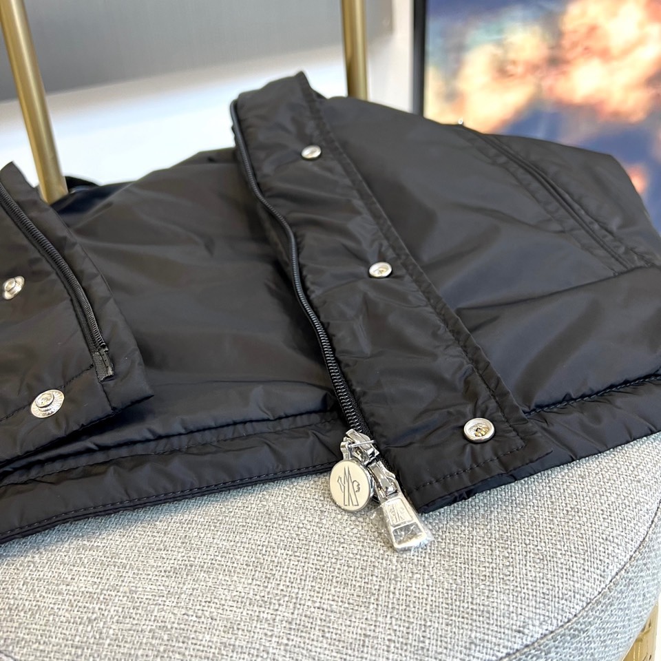 Mon蒙口、男士Montriond系列。2025秋冬新品蒙口男士羽绒外套，以经典黑色诠释低调奢华。采用立