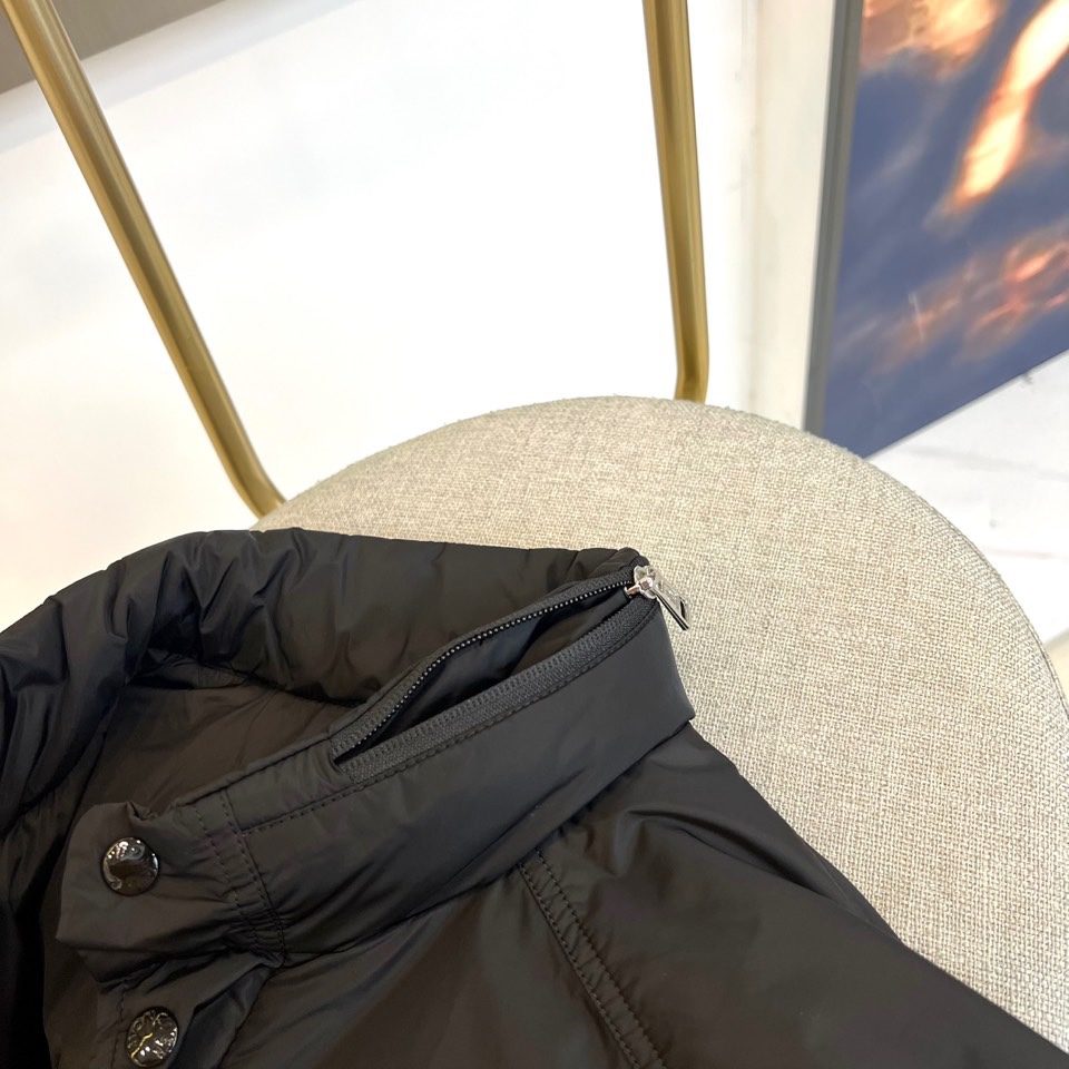 Mon蒙口、男士Montriond系列。2025秋冬新品蒙口男士羽绒外套，以经典黑色诠释低调奢华。采用立