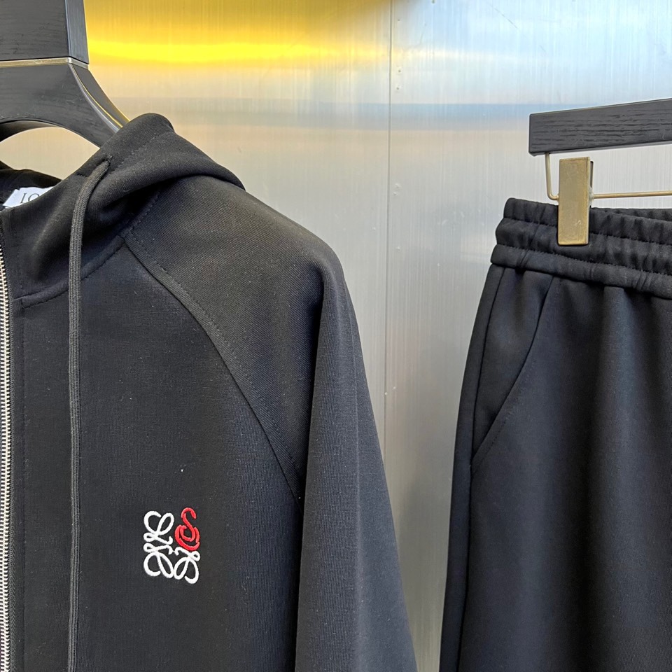 LOEWE罗意威、2025秋冬新品灰色运动套装，以简约高级的灰调演绎现代休闲美学。套装包含连帽拉链卫衣与