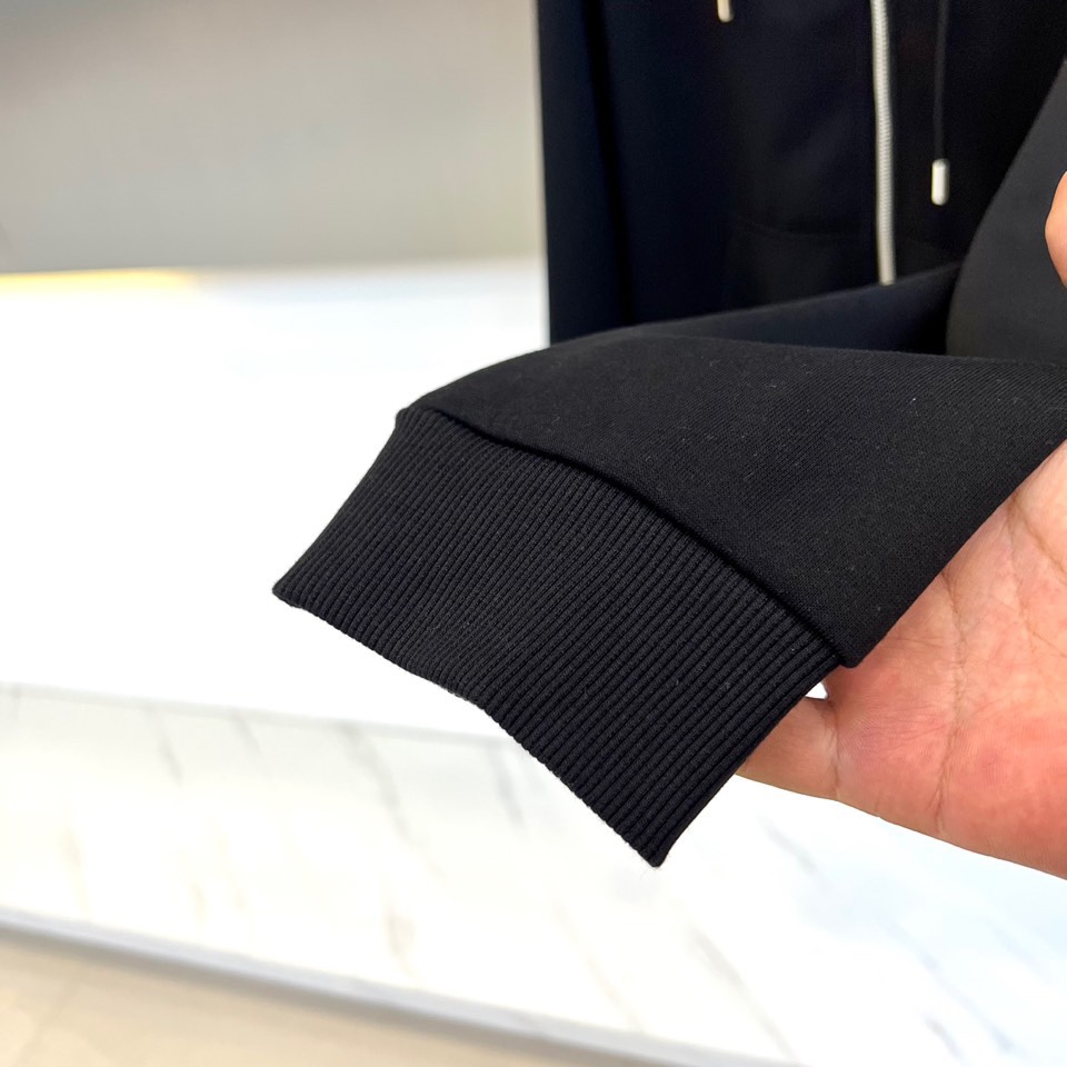 LOEWE罗意威、2025秋冬新品灰色运动套装，以简约高级的灰调演绎现代休闲美学。套装包含连帽拉链卫衣与