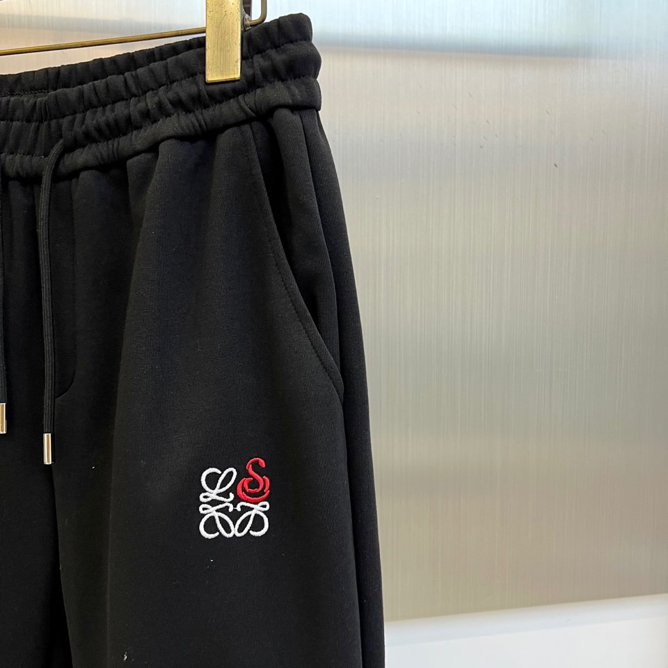 LOEWE罗意威、2025秋冬新品灰色运动套装，以简约高级的灰调演绎现代休闲美学。套装包含连帽拉链卫衣与