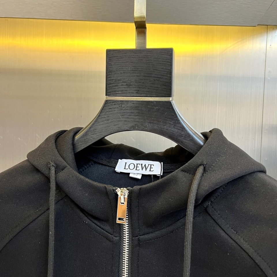 LOEWE罗意威、2025秋冬新品灰色运动套装，以简约高级的灰调演绎现代休闲美学。套装包含连帽拉链卫衣与