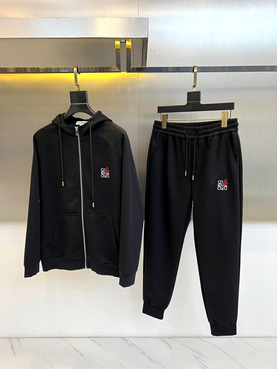 LOEWE罗意威、2025秋冬新品灰色运动套装，以简约高级的灰调演绎现代休闲美学。套装包含连帽拉链卫衣与