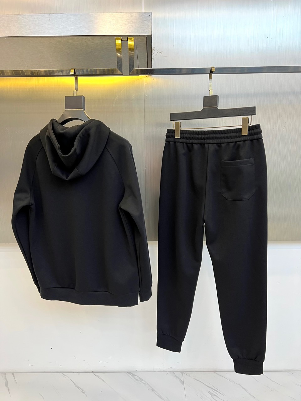 LOEWE罗意威、2025秋冬新品灰色运动套装，以简约高级的灰调演绎现代休闲美学。套装包含连帽拉链卫衣与