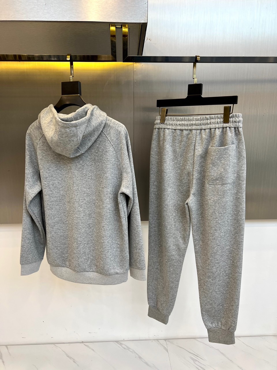 LOEWE罗意威、2025秋冬新品灰色运动套装，以简约高级的灰调演绎现代休闲美学。套装包含连帽拉链卫衣与