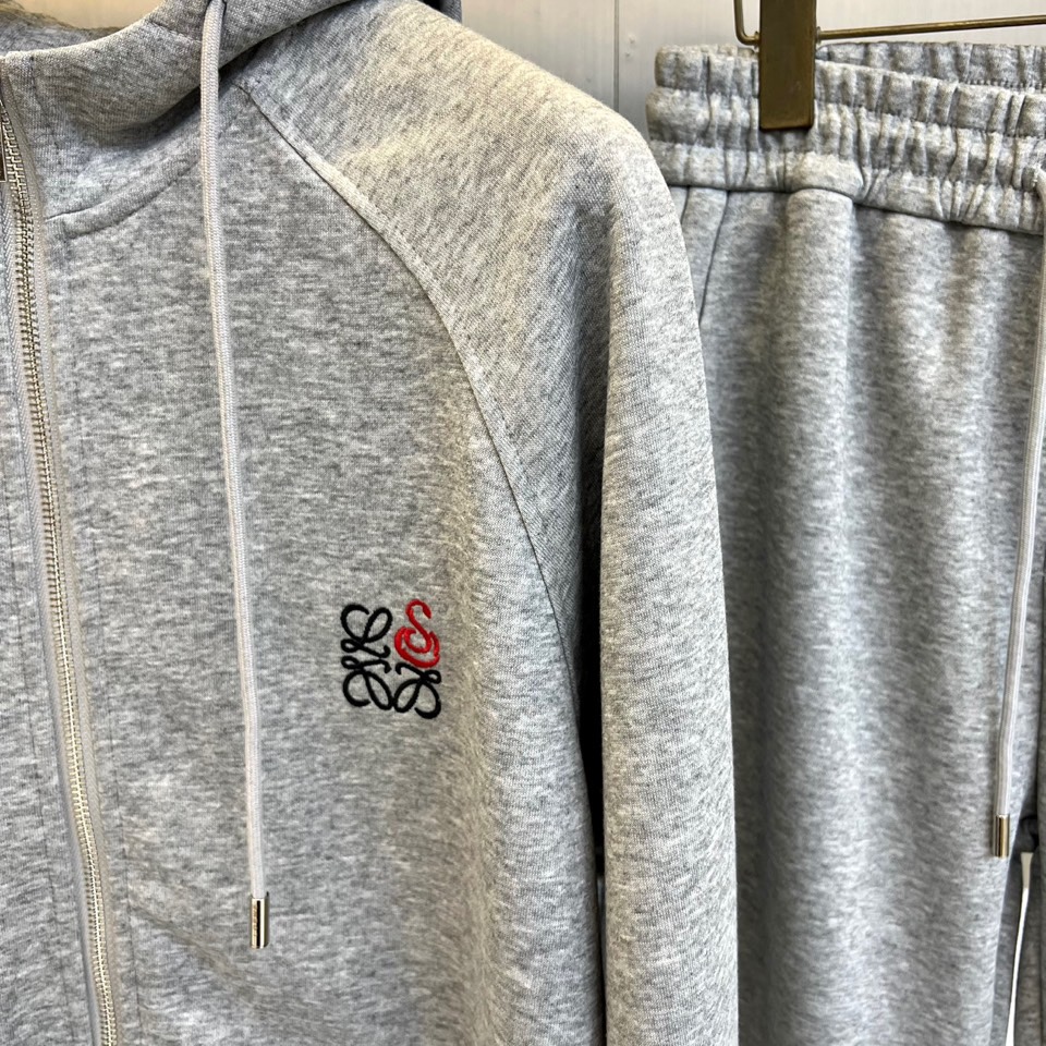 LOEWE罗意威、2025秋冬新品灰色运动套装，以简约高级的灰调演绎现代休闲美学。套装包含连帽拉链卫衣与