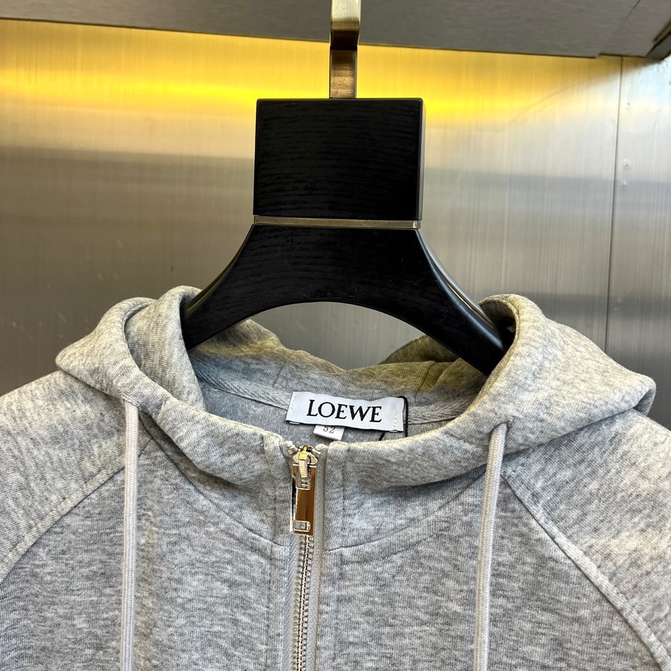 LOEWE罗意威、2025秋冬新品灰色运动套装，以简约高级的灰调演绎现代休闲美学。套装包含连帽拉链卫衣与