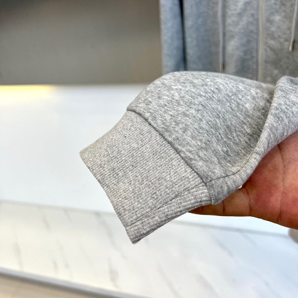 LOEWE罗意威、2025秋冬新品灰色运动套装，以简约高级的灰调演绎现代休闲美学。套装包含连帽拉链卫衣与