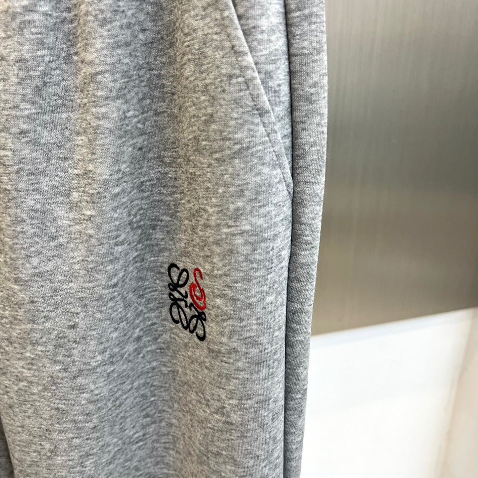 LOEWE罗意威、2025秋冬新品灰色运动套装，以简约高级的灰调演绎现代休闲美学。套装包含连帽拉链卫衣与