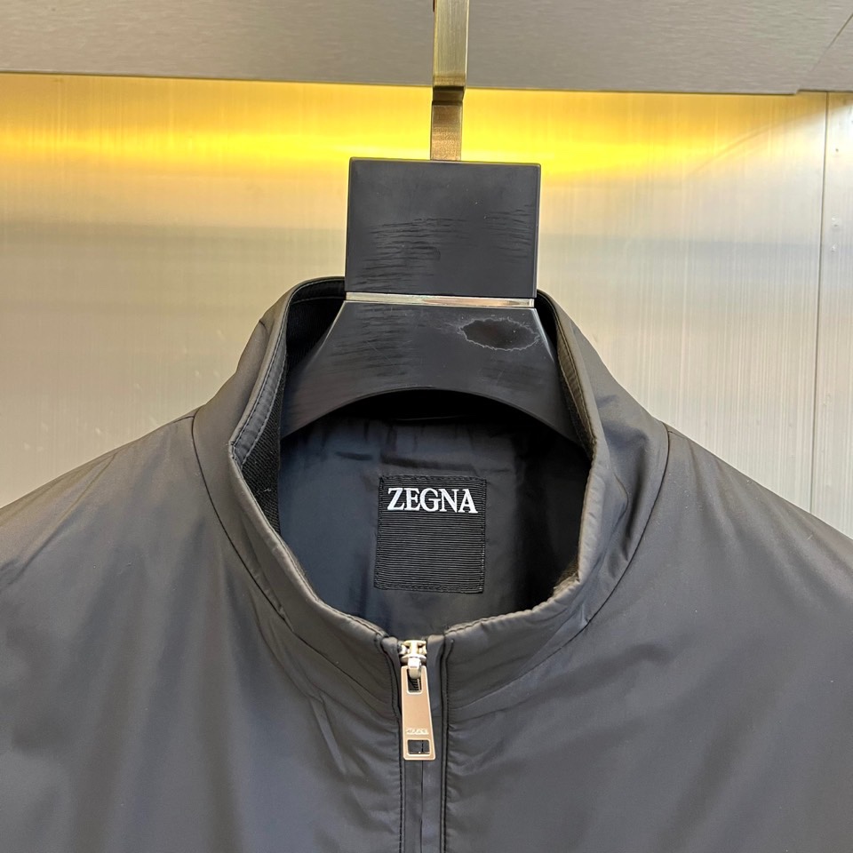 Zegna杰尼亚、2025秋冬新品男士夹克，以简约立领设计诠释现代都市风尚。采用全拉链开合系统，搭配利落