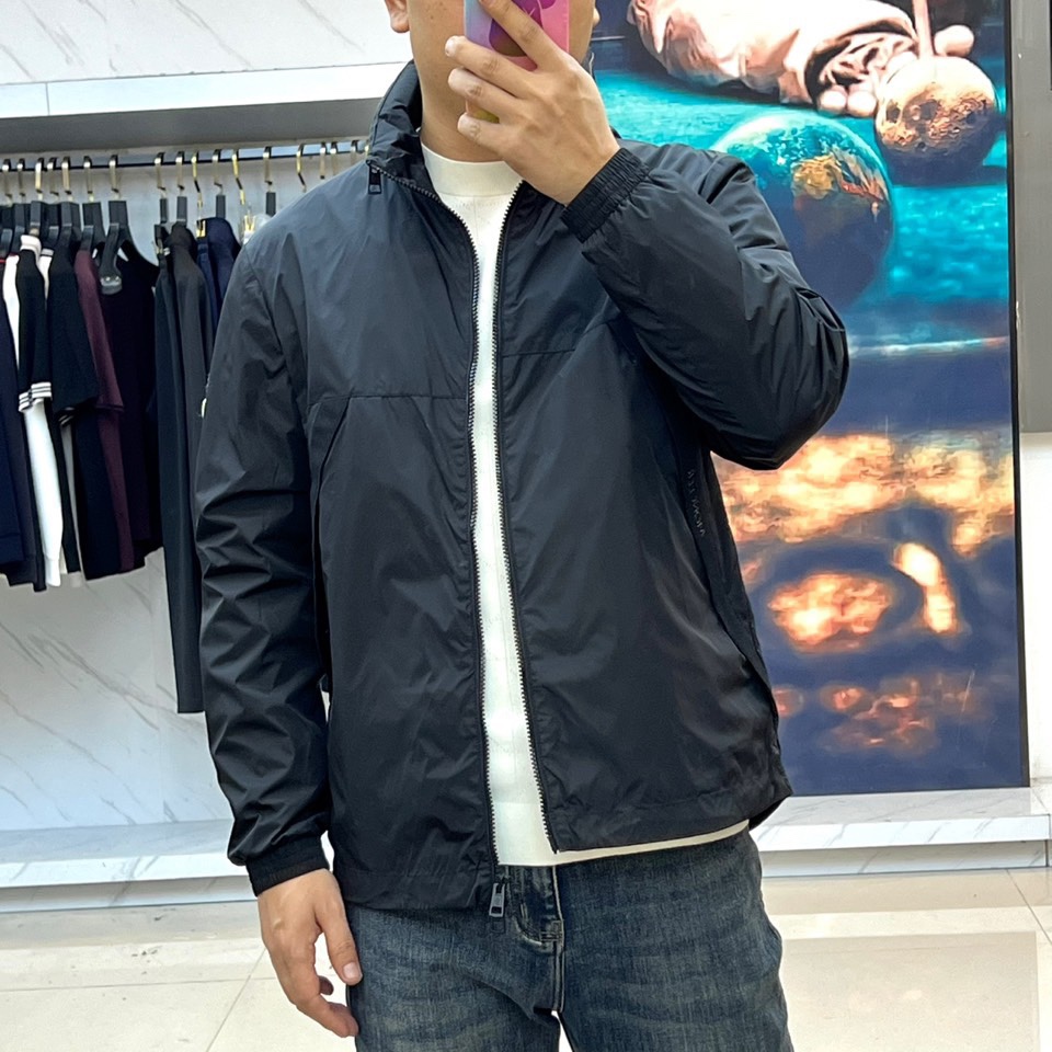 MON蒙口、2025秋冬新品夹克外套，以极简立领设计诠释现代都市机能美学。采用顺滑拉链开合系统，搭配直线