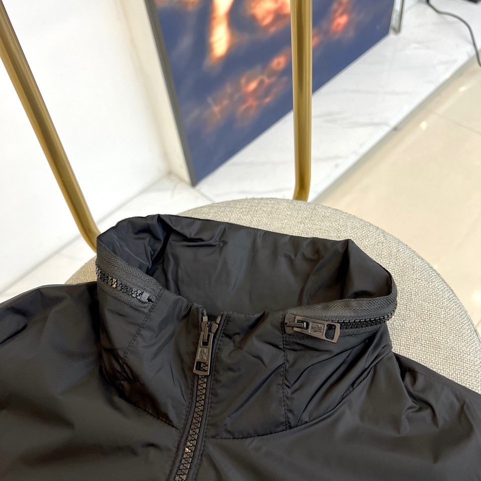 MON蒙口、2025秋冬新品夹克外套，以极简立领设计诠释现代都市机能美学。采用顺滑拉链开合系统，搭配直线