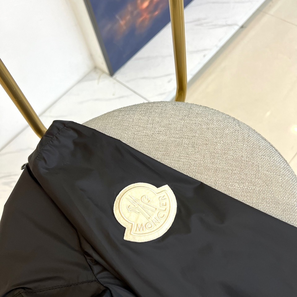 MON蒙口、2025秋冬新品夹克外套，以极简立领设计诠释现代都市机能美学。采用顺滑拉链开合系统，搭配直线