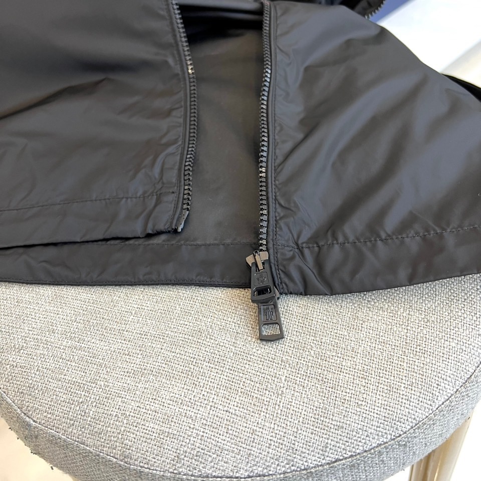 MON蒙口、2025秋冬新品夹克外套，以极简立领设计诠释现代都市机能美学。采用顺滑拉链开合系统，搭配直线