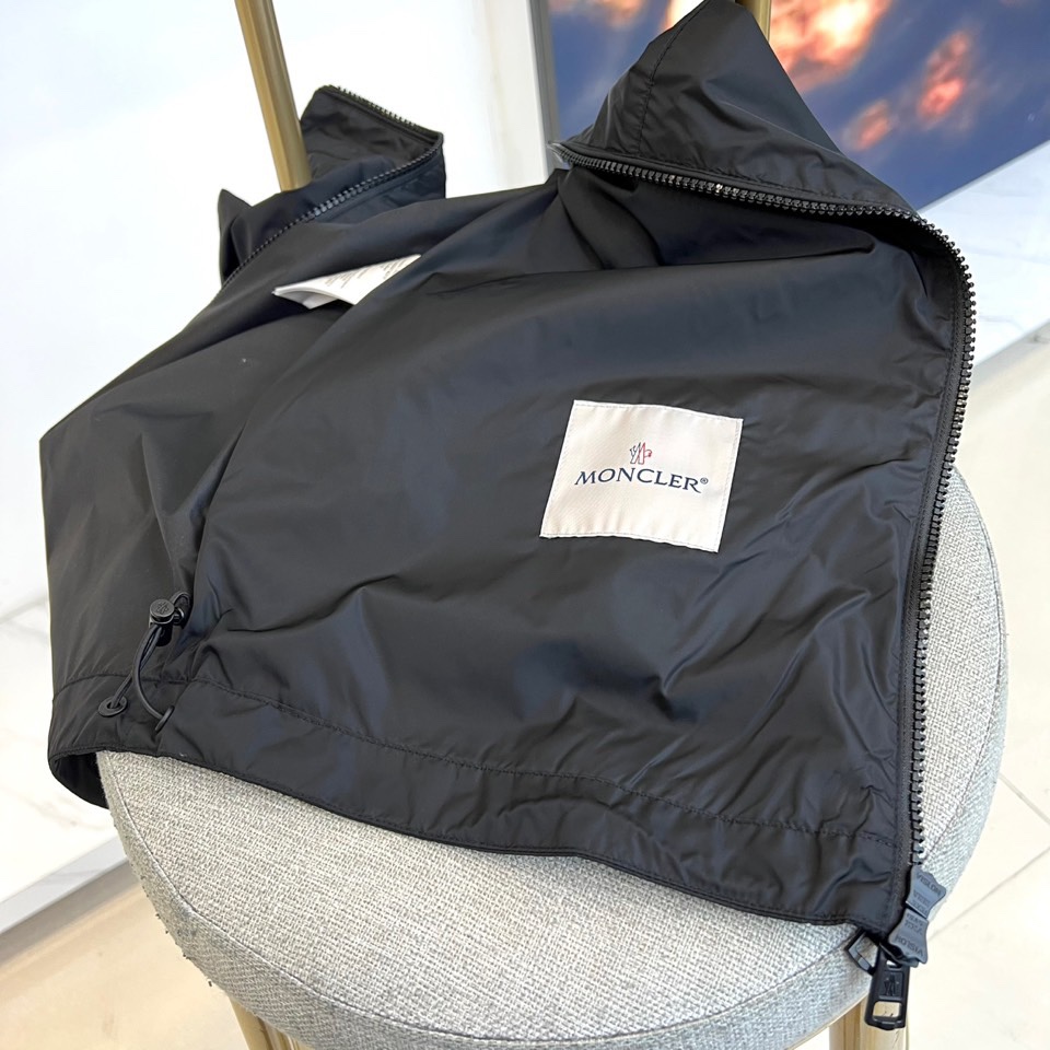 MON蒙口、2025秋冬新品夹克外套，以极简立领设计诠释现代都市机能美学。采用顺滑拉链开合系统，搭配直线