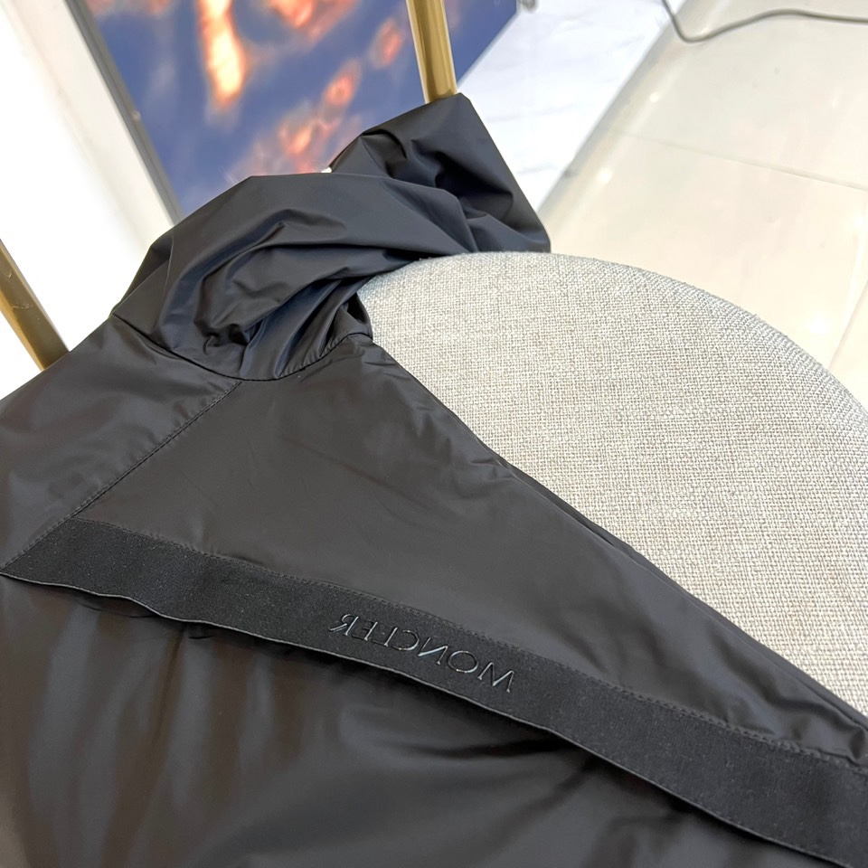 MON蒙口、2025秋冬新品夹克外套，以极简立领设计诠释现代都市机能美学。采用顺滑拉链开合系统，搭配直线