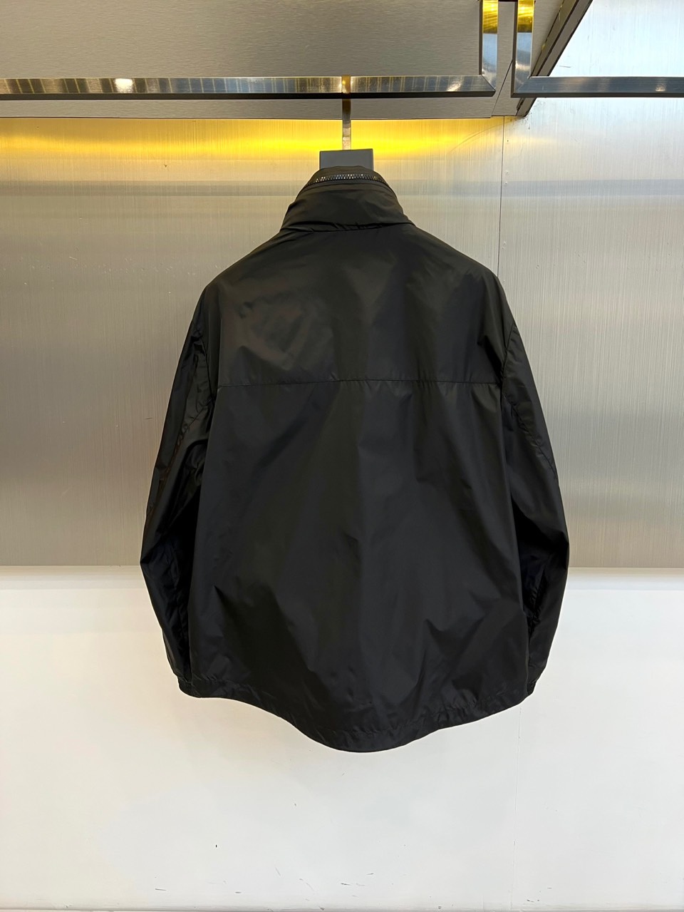 MON蒙口、2025秋冬新品夹克外套，以极简立领设计诠释现代都市机能美学。采用顺滑拉链开合系统，搭配直线