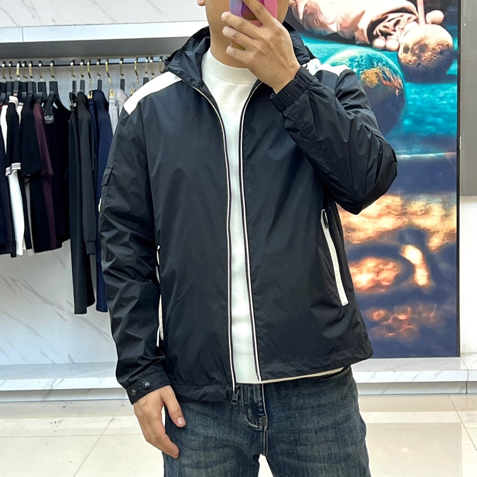 MON蒙口、2025秋冬新品连帽夹克，以经典黑白撞色设计演绎现代都市美学。肩部创新采用白色拼接设计，与黑