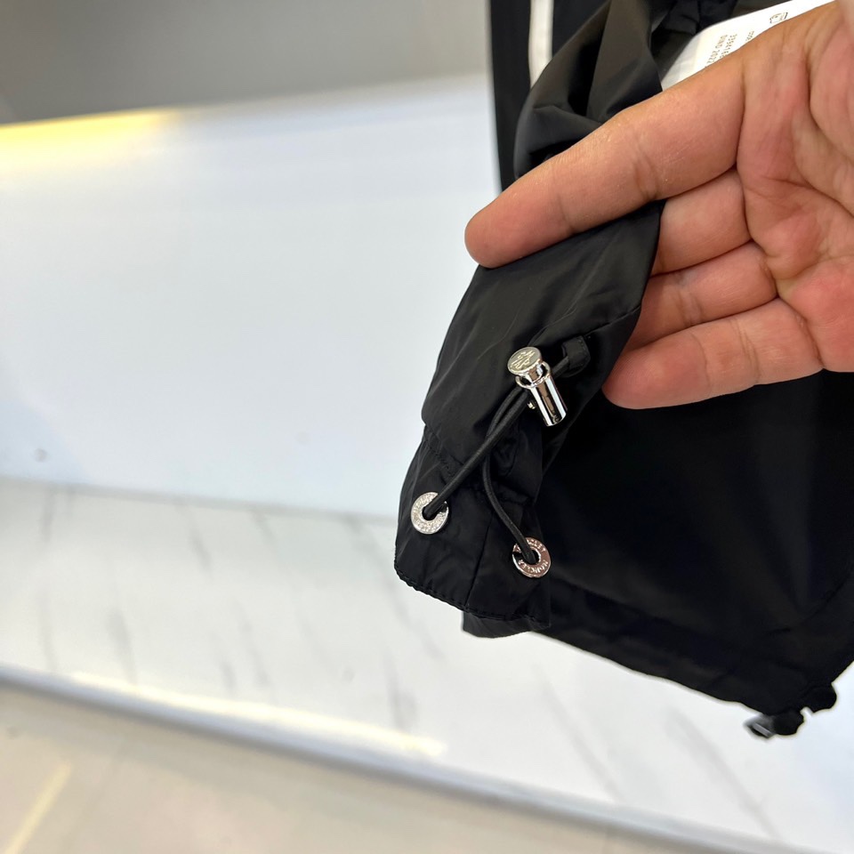 MON蒙口、2025秋冬新品连帽夹克，以经典黑白撞色设计演绎现代都市美学。肩部创新采用白色拼接设计，与黑