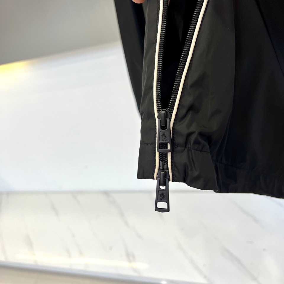 MON蒙口、2025秋冬新品连帽夹克，以经典黑白撞色设计演绎现代都市美学。肩部创新采用白色拼接设计，与黑