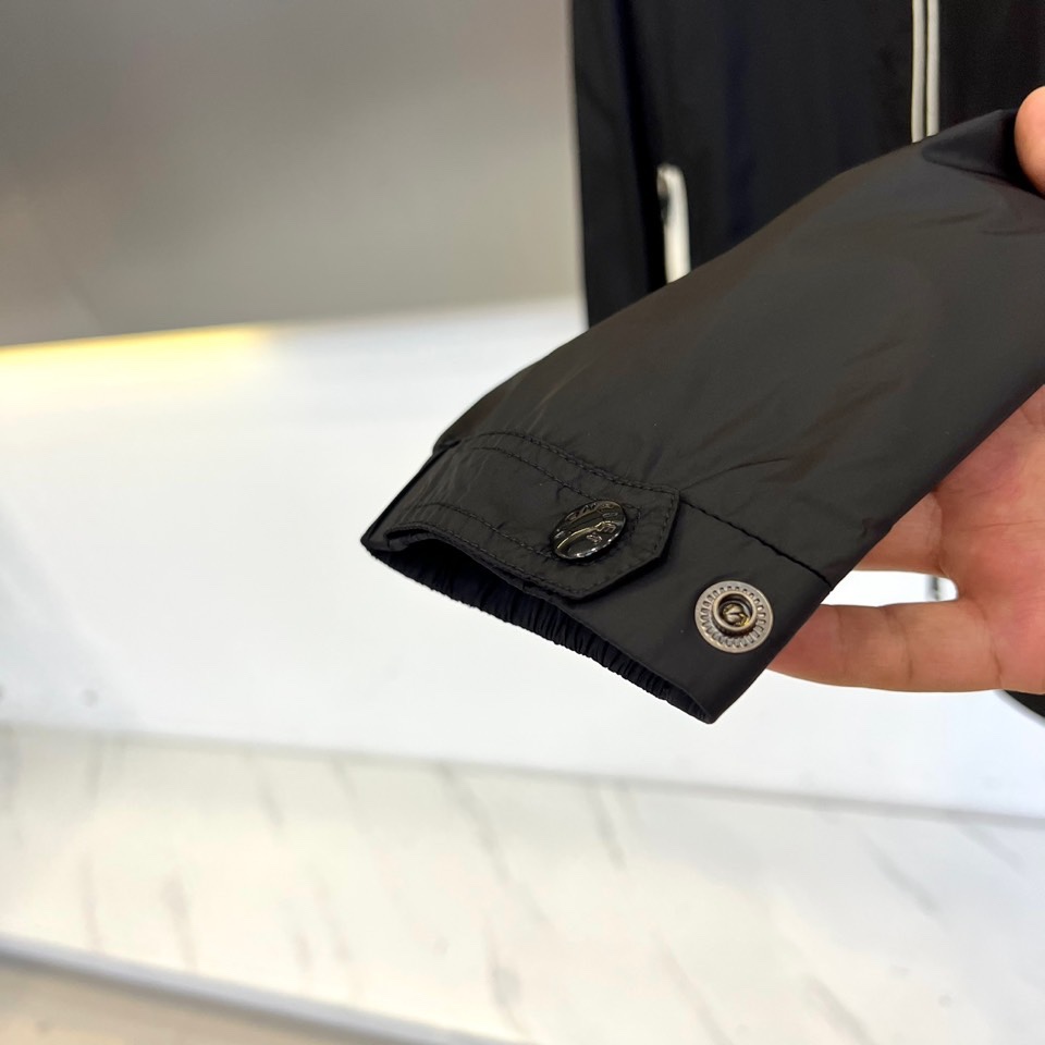 MON蒙口、2025秋冬新品连帽夹克，以经典黑白撞色设计演绎现代都市美学。肩部创新采用白色拼接设计，与黑