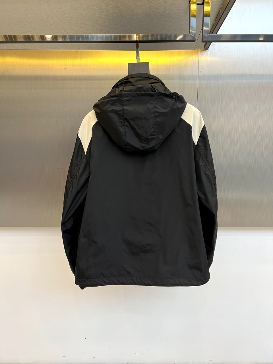 MON蒙口、2025秋冬新品连帽夹克，以经典黑白撞色设计演绎现代都市美学。肩部创新采用白色拼接设计，与黑