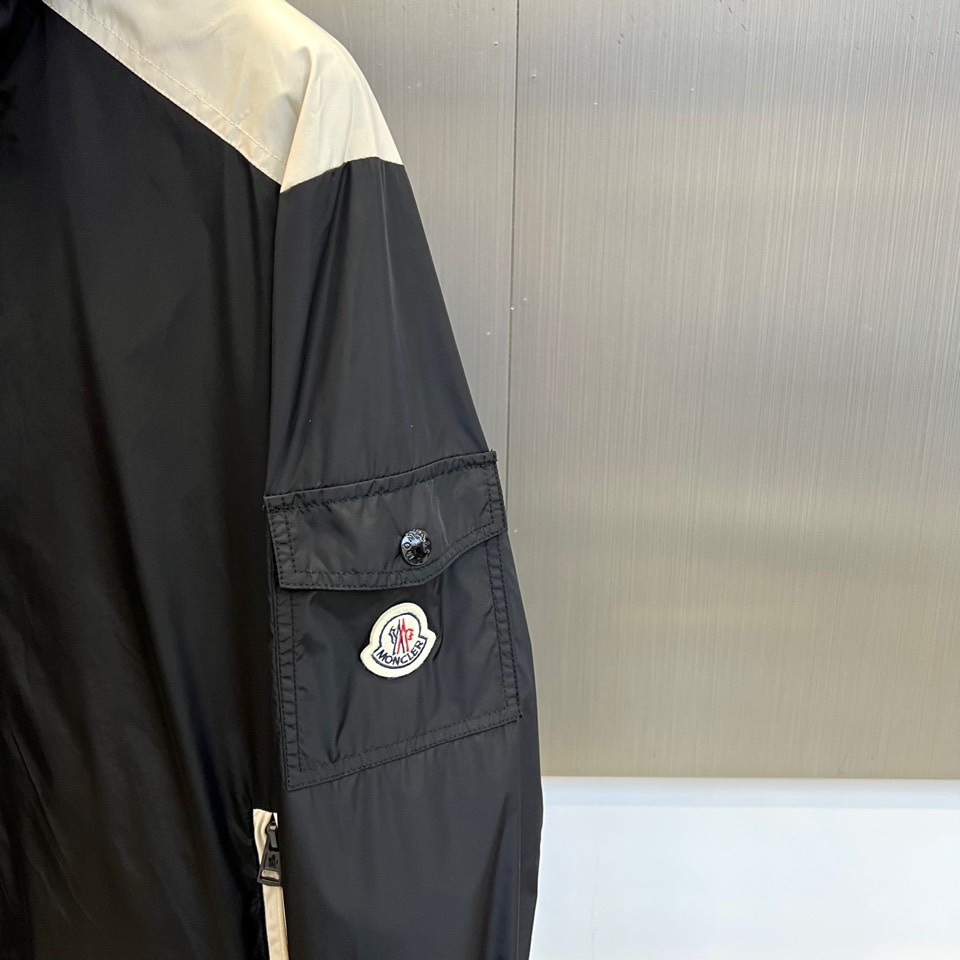 MON蒙口、2025秋冬新品连帽夹克，以经典黑白撞色设计演绎现代都市美学。肩部创新采用白色拼接设计，与黑