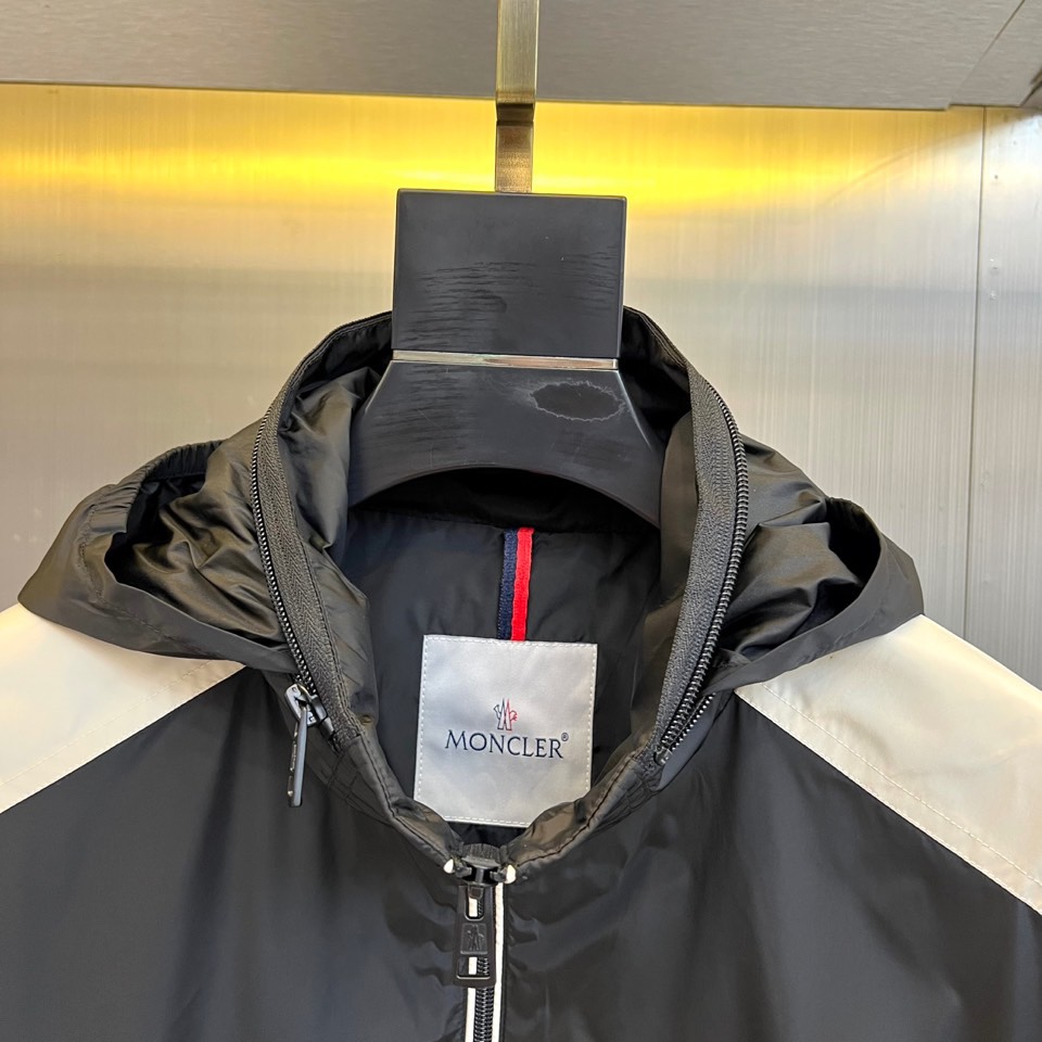 MON蒙口、2025秋冬新品连帽夹克，以经典黑白撞色设计演绎现代都市美学。肩部创新采用白色拼接设计，与黑