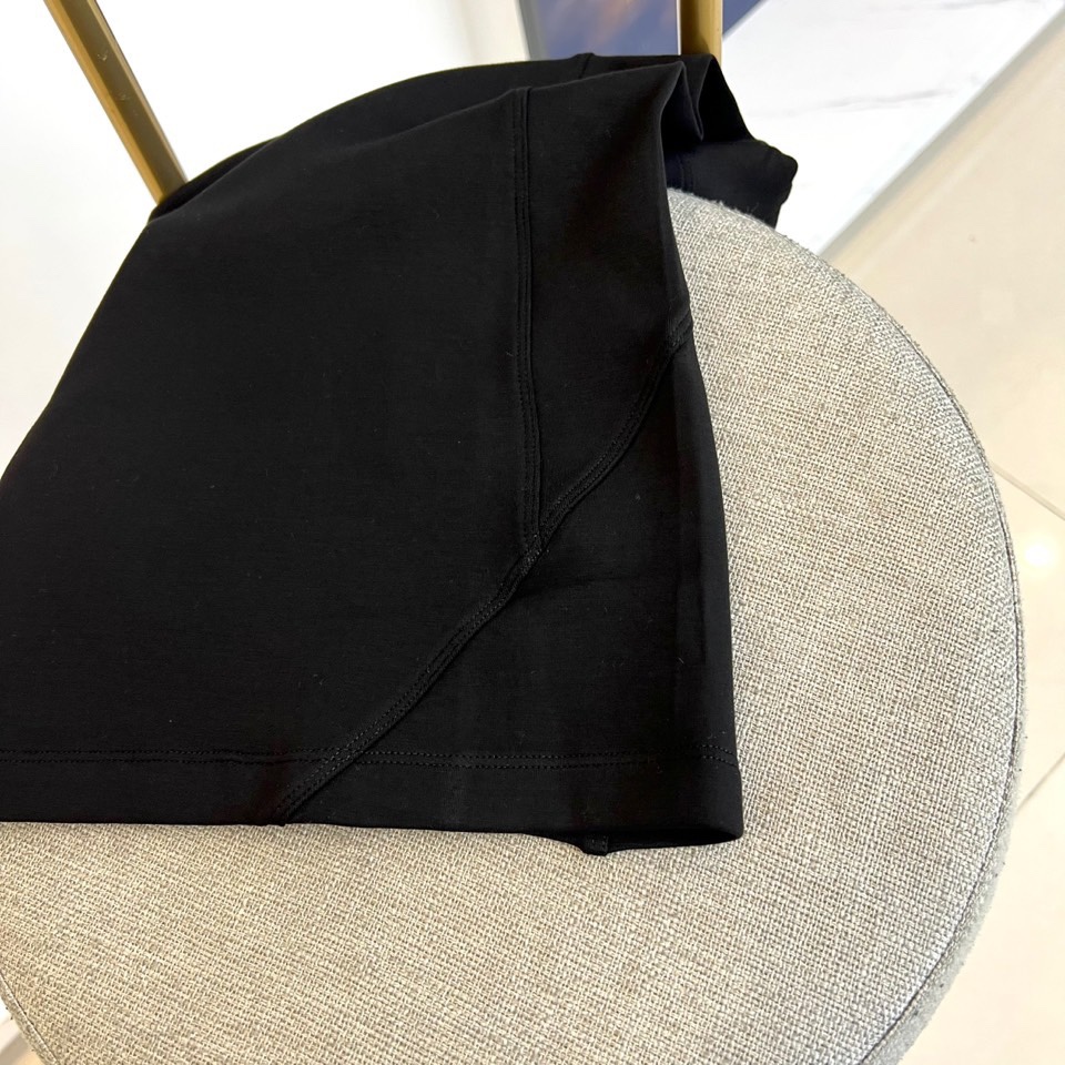 Prad普拉、2025秋冬新品P家简约长袖上衣这款白色长袖上衣采用经典圆领设计与立体剪裁，左胸处装饰品牌