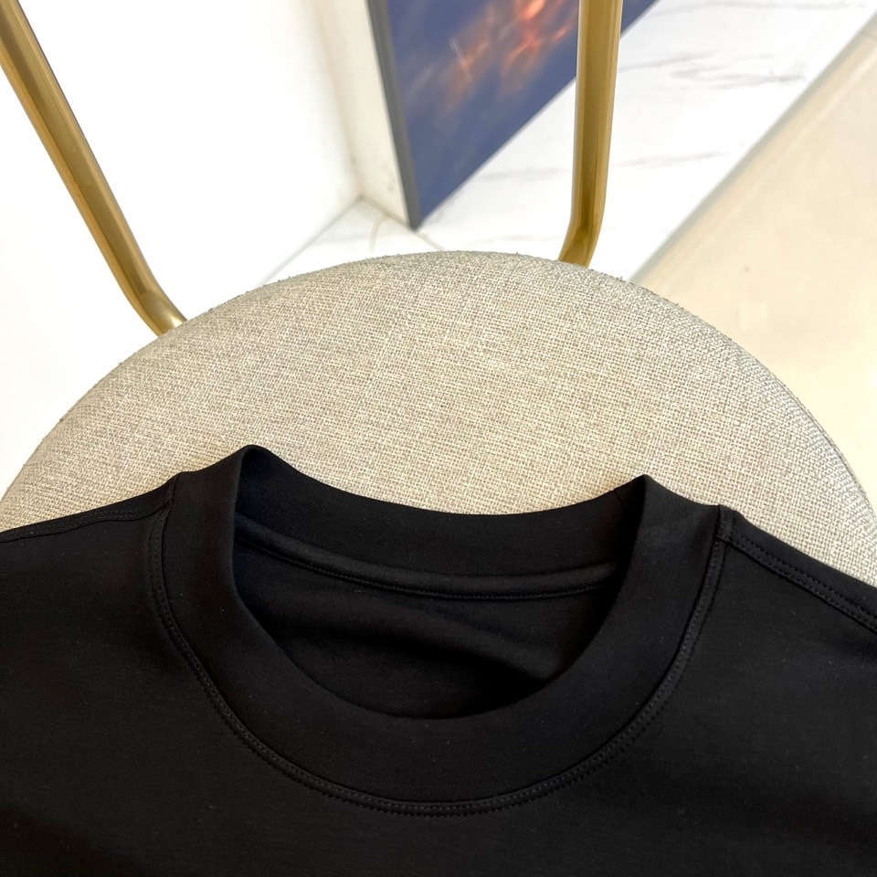 Prad普拉、2025秋冬新品P家简约长袖上衣这款白色长袖上衣采用经典圆领设计与立体剪裁，左胸处装饰品牌