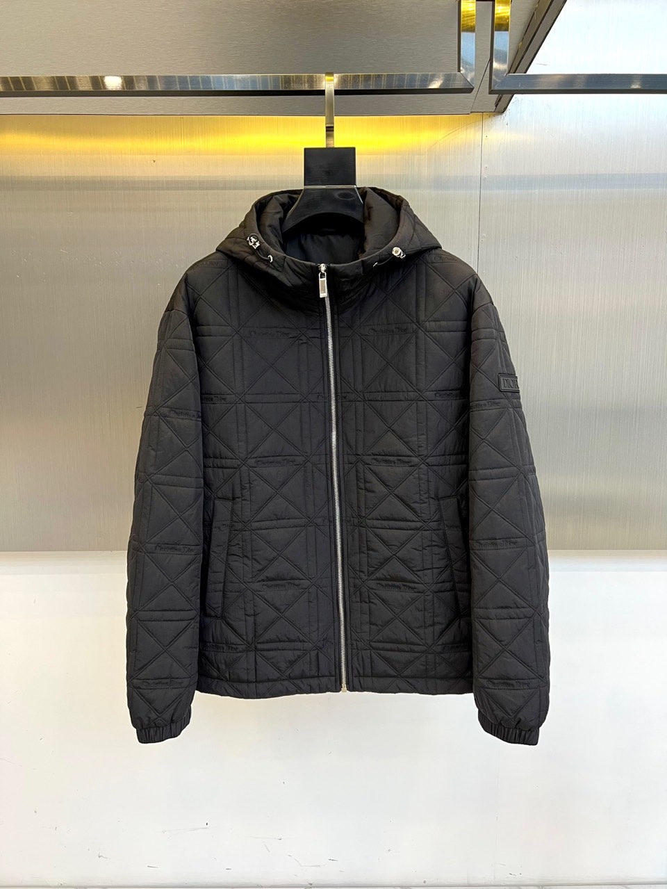 Dio迪奥（高品质）、2025秋冬新品迪奥风格绗缝棉服 这款连帽棉服采用满印Christian Dior