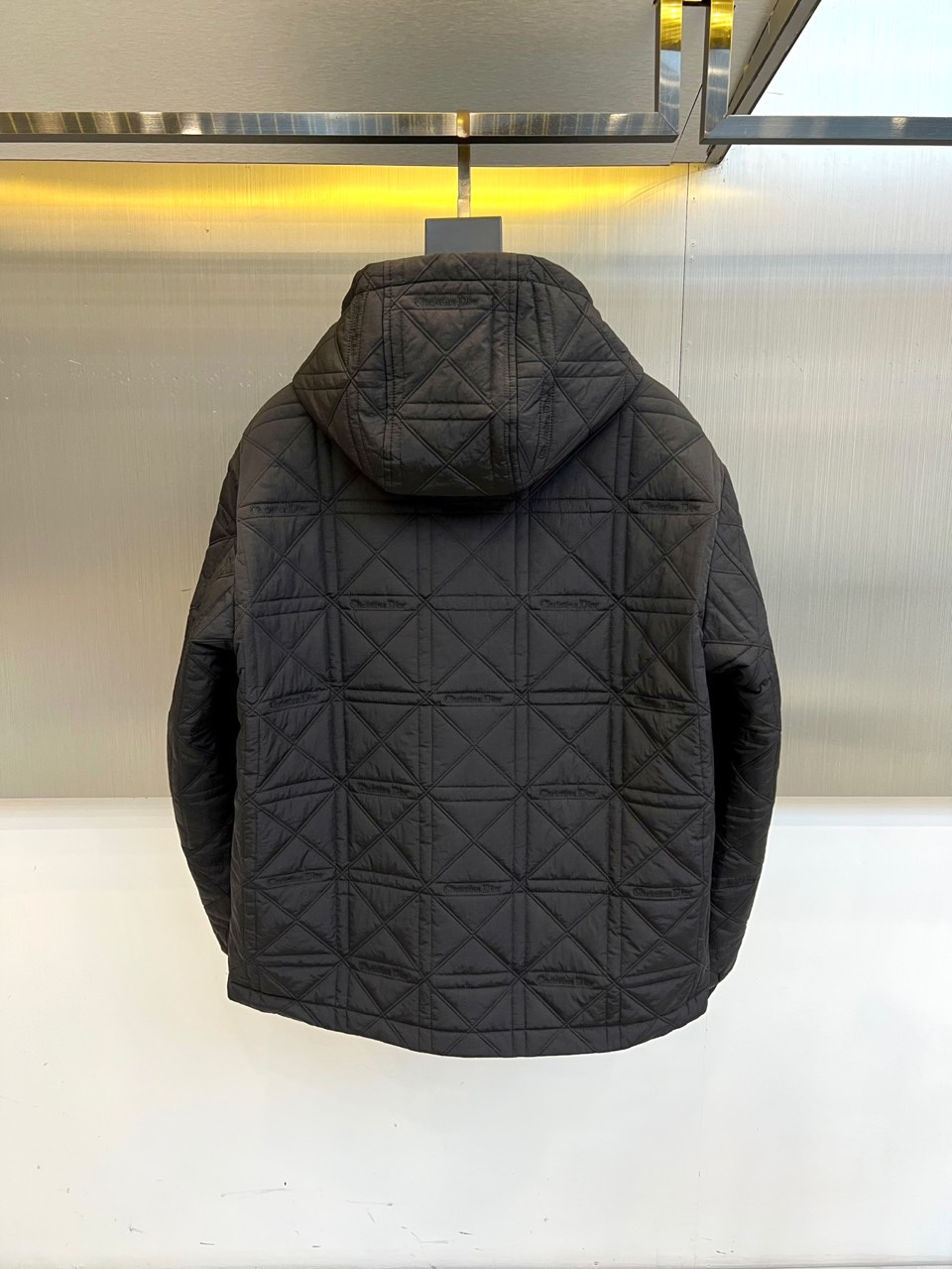 Dio迪奥（高品质）、2025秋冬新品迪奥风格绗缝棉服 这款连帽棉服采用满印Christian Dior