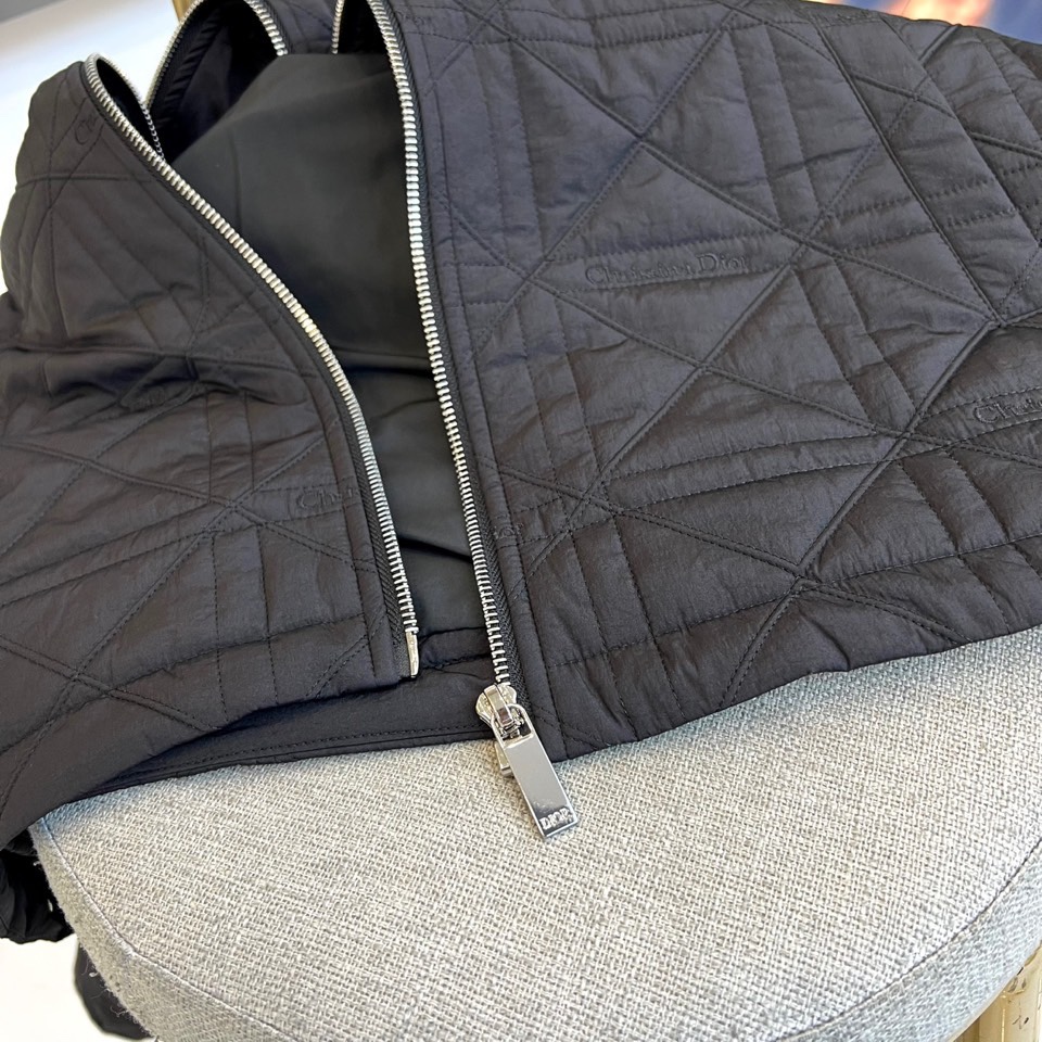 Dio迪奥（高品质）、2025秋冬新品迪奥风格绗缝棉服 这款连帽棉服采用满印Christian Dior