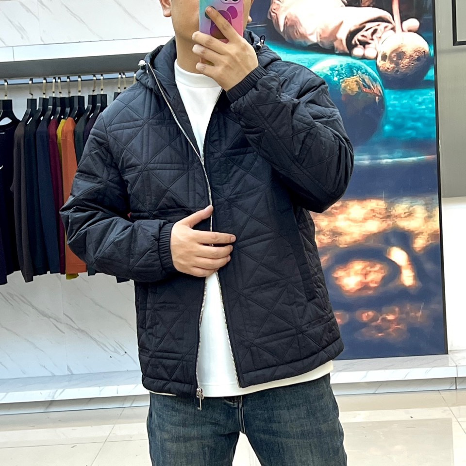 Dio迪奥（高品质）、2025秋冬新品迪奥风格绗缝棉服 这款连帽棉服采用满印Christian Dior