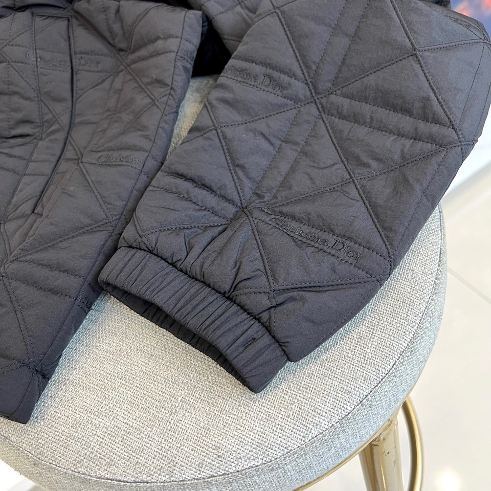 Dio迪奥（高品质）、2025秋冬新品迪奥风格绗缝棉服 这款连帽棉服采用满印Christian Dior