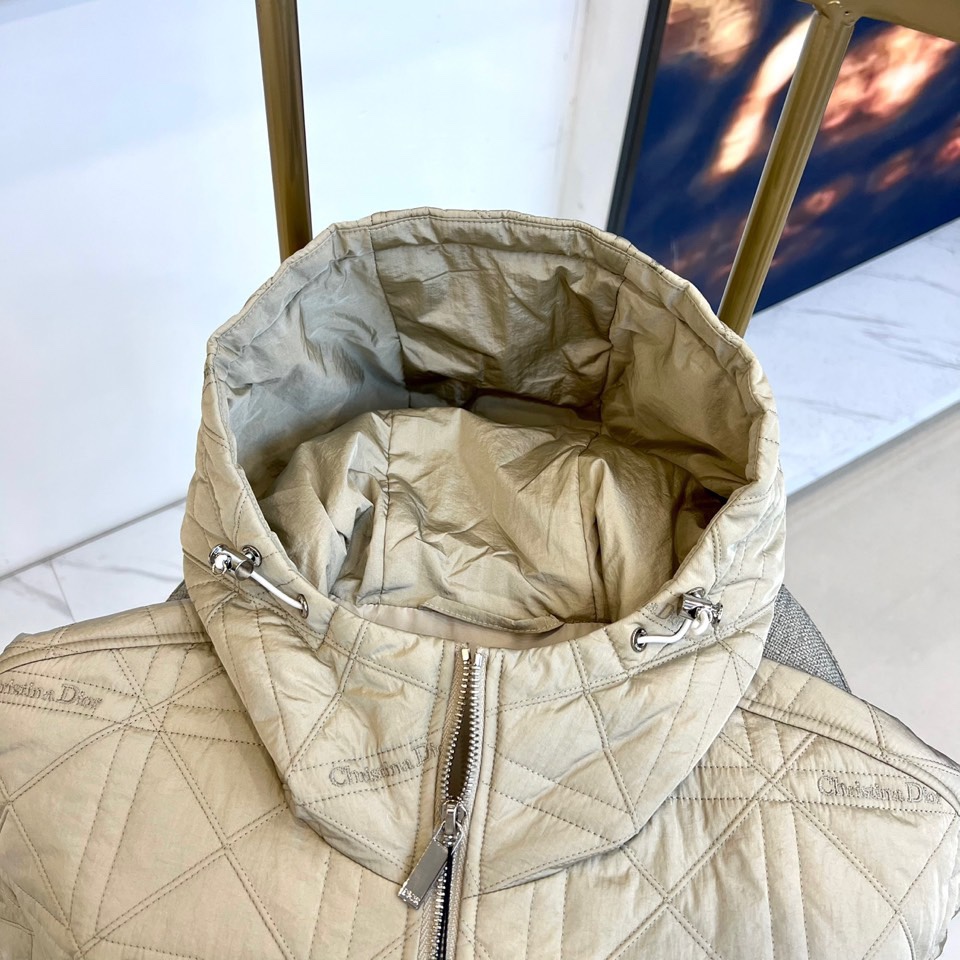Dio迪奥（高品质）、2025秋冬新品迪奥风格绗缝棉服 这款连帽棉服采用满印Christian Dior