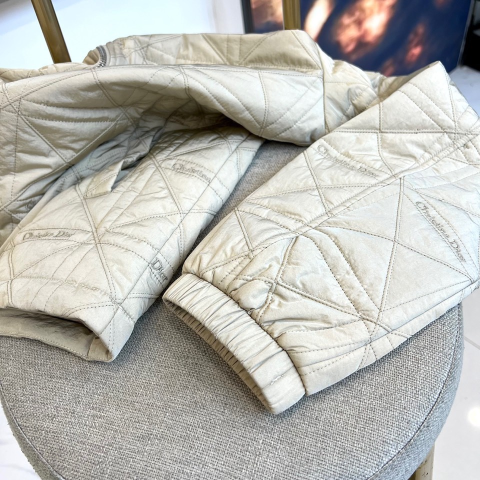 Dio迪奥（高品质）、2025秋冬新品迪奥风格绗缝棉服 这款连帽棉服采用满印Christian Dior