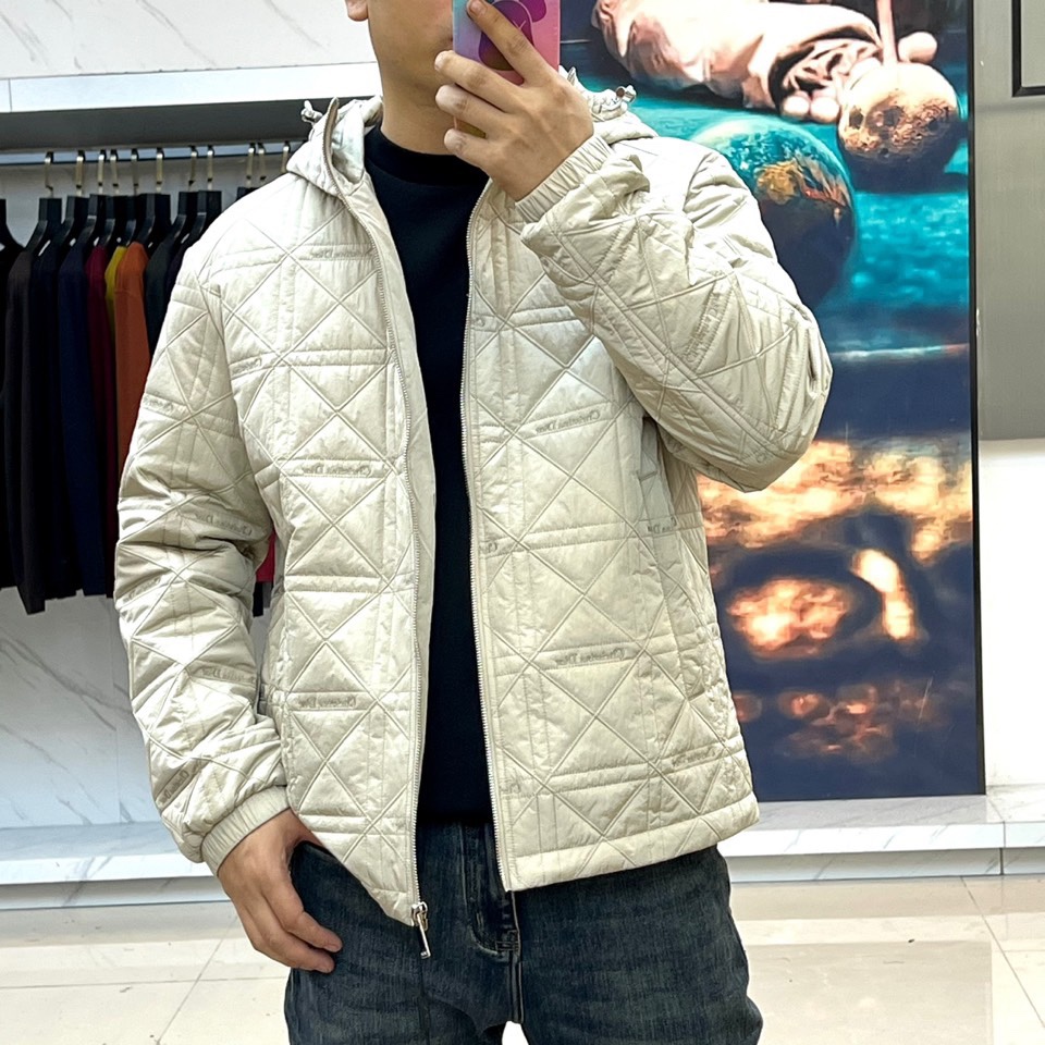 Dio迪奥（高品质）、2025秋冬新品迪奥风格绗缝棉服 这款连帽棉服采用满印Christian Dior