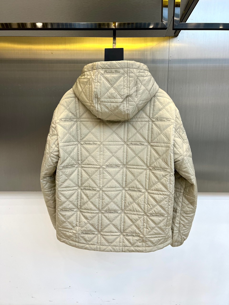 Dio迪奥（高品质）、2025秋冬新品迪奥风格绗缝棉服 这款连帽棉服采用满印Christian Dior