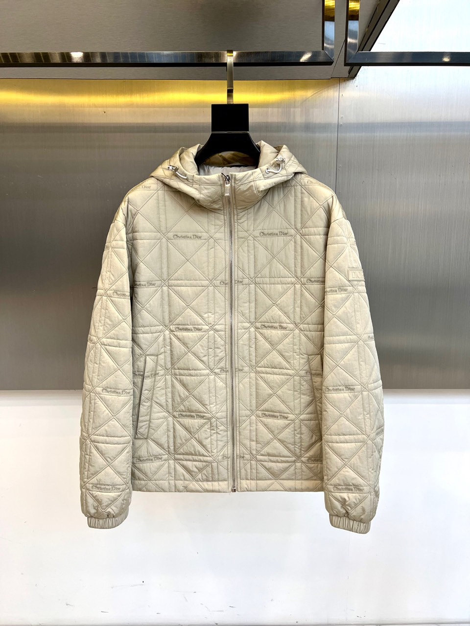 Dio迪奥（高品质）、2025秋冬新品迪奥风格绗缝棉服 这款连帽棉服采用满印Christian Dior