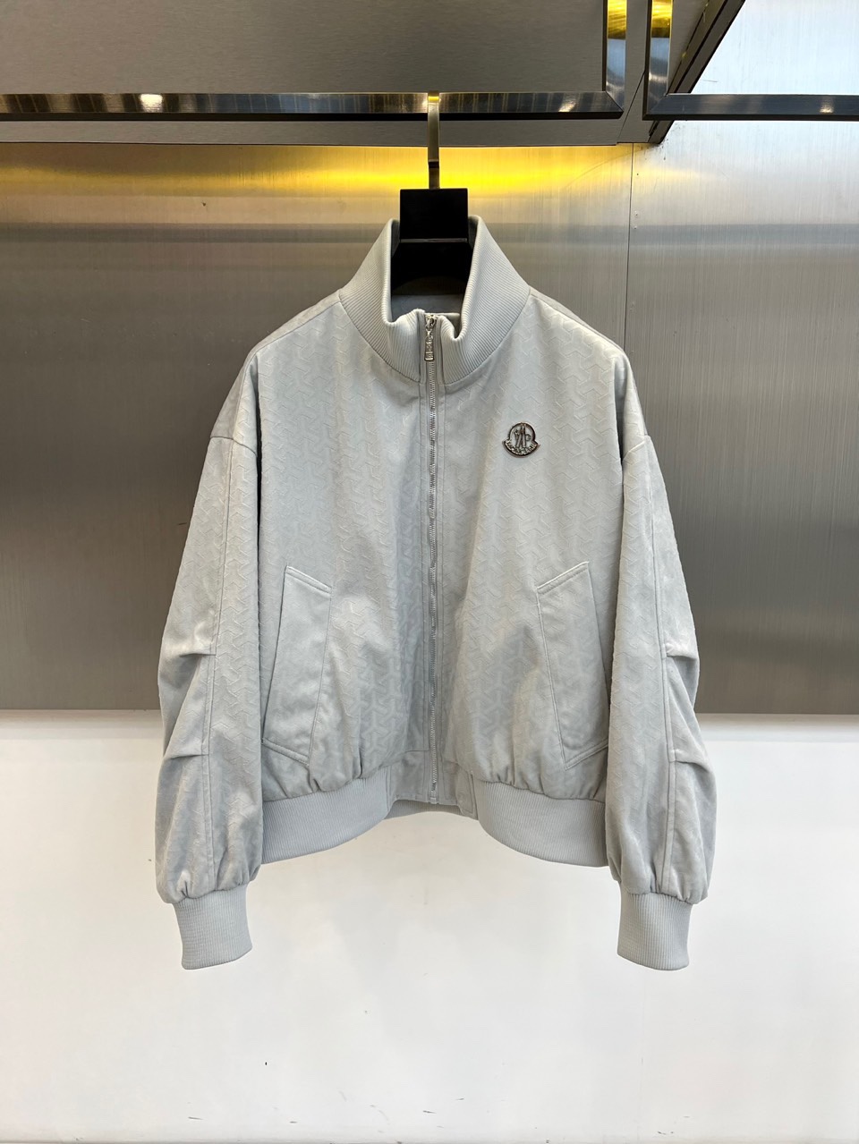 NO:564103,Mon is a new men's jacket for autumn and winter. This product features a stand-up collar design with smooth zipper opening and closing, with simple and neat lines. The chest is decorated with classic brand logo embroidery, low-key highlighting the brand genes. The diagonal pockets on both sides are decorated with three-dimensional stitching, taking into account practical functions and detailed aesthetics. The cuffs and hem are designed with ribbed cuffs to ensure windproof warmth and fit. The light gray tone presents a high-end texture.  It can be paired with casual pants to create an urban sports style, or it can also be combined with formal pants to create a new mix and match trend. Moncler combines pragmatism with exquisite craftsmanship, making this jacket a quality product that takes into account both style and temperature. It perfectly interprets the dual needs of men for outdoor leisure and urban commuting in autumn and winter. 48-56 (model 173, 143 pounds, upper body size 50), Moncler, jackets  & coats,jackets &   coats,alexander wang19860909Mon蒙口、秋冬新品男士夹克外套,本品采用立领设计搭配顺滑拉链开合,线条简洁利落.胸前饰有经典品牌徽标刺绣,低调彰显品牌基因.两侧斜插口袋配以立体缝线装饰,兼顾实用功能与细节美感.袖口及下摆采用罗纹收口设计,确保防风保暖性与贴合度.浅灰色调呈现高级质感,可搭配休闲裤打造都市运动风格,亦能与正装裤碰撞出混搭新风尚.蒙口将实用主义与精致工艺相融合,使这款夹克成为兼顾风度与温度的品质之作,完美诠释秋冬男士户外休闲与都市通勤的双重需求.48-56（模特173,143斤上身50码）,,Moncler,jackets & coats,jackets & coats,alexander wang,Men's clothing