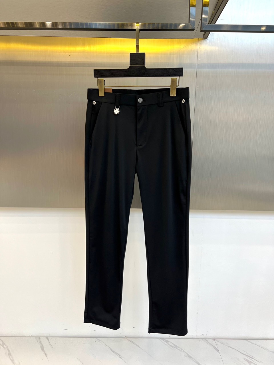 NO:564130,1v Vuitton's new autumn and winter series are based on modern urban aesthetics and launch a variety of exquisite trousers. The light gray trousers in the picture are straight-cut, decorated with metal buttons and brand logo details on the waist, and the diagonal pockets on both sides are simple and practical. The fabrics are made of high-quality materials, with a balance of drape and stiffness, showing a low-key luxury texture. The same series provides classic colors such as dark blue, dark gray and black to meet diverse wear needs  .It can also be combined with casual items to create a lazy yet sophisticated daily look. This season's design emphasizes the combination of detailed craftsmanship and practicality. Through iconic elements and precise tailoring, it continues the brand's travel spirit while injecting the dynamic beauty of contemporary urban life. Whether it is a business occasion or a casual social occasion, it can highlight the wearer's excellent taste and inner confidence. 29-38 (no 37),, alexander  wang198609091v威登、秋冬新品系列以现代都市美学为核心,推出多款精致长裤.图中浅灰色长裤采用直筒剪裁,腰部饰有金属纽扣与品牌标识细节,两侧斜插口袋设计简约实用.面料选用高品质材质,垂坠感与挺括度平衡,展现低调奢华质感.同系列提供深蓝色、深灰色及黑色等经典配色,满足多样化穿搭需求.亦可结合休闲单品打造慵懒而不失精致的日常造型.本季设计强调细节工艺与实用性的结合,通过标志性元素和精准剪裁,延续品牌旅行精神的同时,注入当代都市生活的动态美感.无论是商务场合或休闲社交,都能彰显穿着者的卓越品味与内在自信.29-38（无37）,,alexander wang,Men's clothing