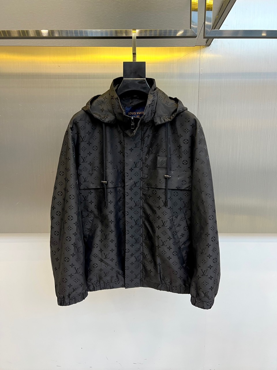 NO:601530,1v Vuitton, 2025 autumn and winter new products LOUIS  VUITTON white hooded jacket, this jacket is mainly made of pure white and adopts a simple hooded design. The front uses a double closure system of zippers and buttons to enhance practicality and layering. The hood is equipped with an adjustable drawstring to facilitate free styling; there is a functional pocket on the chest, which can be used for both decoration and storage. The body is low-key  Incorporating the brand's iconic Monogram presbyopic dark pattern, it looms under the light, showing luxury genes. The overall style is casual and fashionable, and the fabric is made of high-quality materials to ensure comfort and breathability, suitable for daily wear in autumn and winter. It can be paired with jeans to create a street trend, or with sports pants to create a comfortable look, perfectly interpreting Louis  Vuitton's design philosophy combines classic aesthetics with modern practicality. 48-56 (model weighs 173,143 pounds, upper body size 50) dm,,louis vuitton,jeans,jackets & coats,hats,alexander wang198609091v威登、2025秋冬新品 LOUIS VUITTON白色连帽夹克,这款夹克以纯净白色为主调,采用简约连帽设计,前襟创新运用拉链与纽扣双重闭合系统,增强实用性与层次感.连帽搭配可调节抽绳,便于自由造型；胸前设有一个功能性口袋,兼具装饰与收纳用途.衣身低调融入品牌标志性Monogram老花暗纹,在光线下若隐若现,展现奢华基因.整体风格休闲时尚,面料选用高品质材质确保舒适透气,适合秋冬日常穿着.既可搭配牛仔裤演绎街头潮流,也能配合运动裤打造舒适造型,完美诠释Louis Vuitton将经典美学与现代实穿性相融合的设计哲学.48-56（模特173,143斤上身50码）dm,,louis vuitton,jeans,jackets & coats,hats,alexander wang,Men's clothing