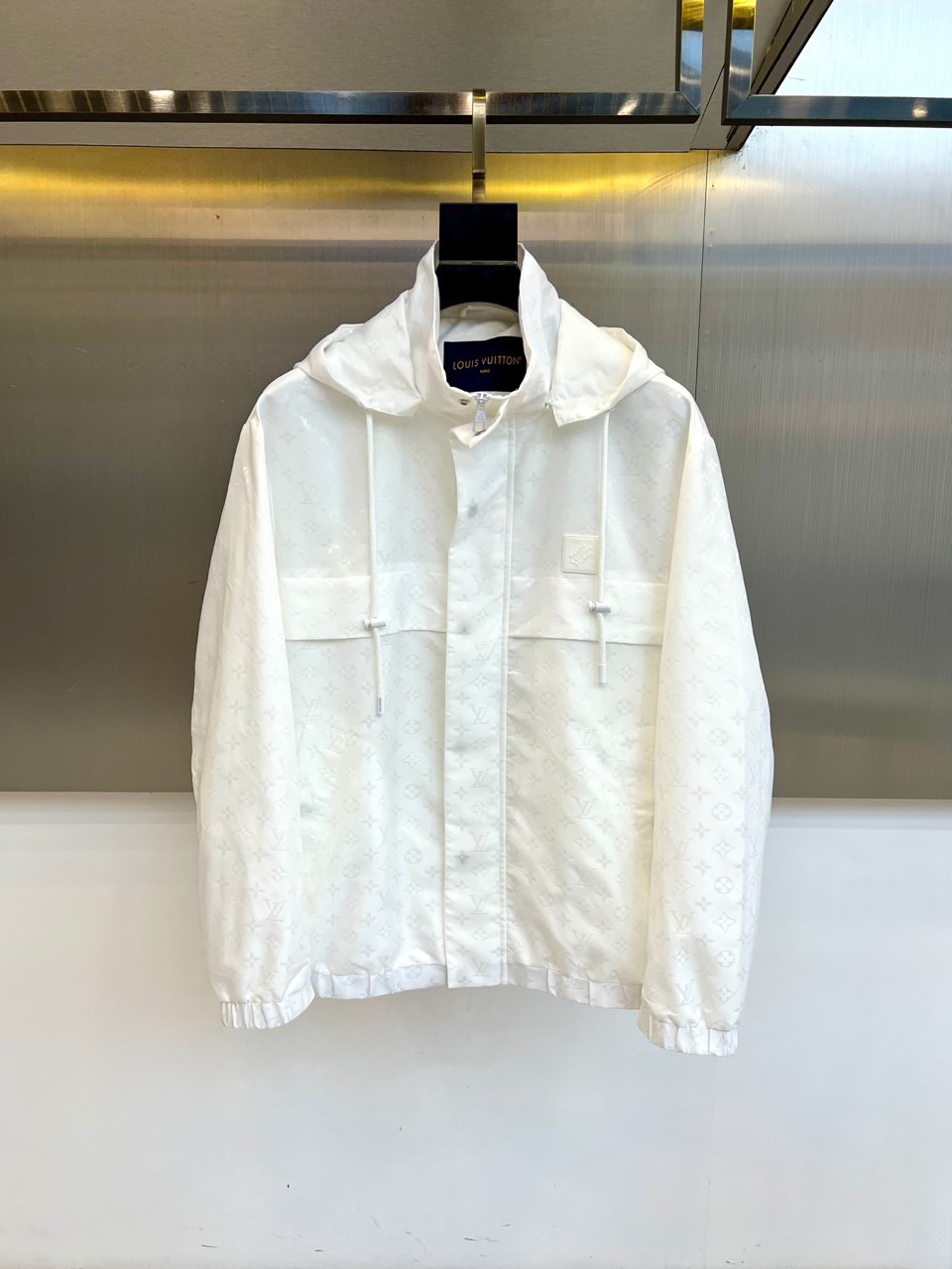 NO:601533,1v Vuitton, 2025 autumn and winter new products LOUIS  VUITTON white hooded jacket, this jacket is mainly made of pure white and adopts a simple hooded design. The front uses a double closure system of zippers and buttons to enhance practicality and layering. The hood is equipped with an adjustable drawstring to facilitate free styling; there is a functional pocket on the chest, which can be used for both decoration and storage. The body is low-key  Incorporating the brand's iconic Monogram presbyopic dark pattern, it looms under the light, showing luxury genes. The overall style is casual and fashionable, and the fabric is made of high-quality materials to ensure comfort and breathability, suitable for daily wear in autumn and winter. It can be paired with jeans to create a street trend, or with sports pants to create a comfortable look, perfectly interpreting Louis  Vuitton's design philosophy combines classic aesthetics with modern practicality. 48-56 (model is 173,143 pounds, upper body size 50),, louis vuitton, jeans, jackets & coats, hats, alexander wang198609091v威登、2025秋冬新品 LOUIS VUITTON白色连帽夹克,这款夹克以纯净白色为主调,采用简约连帽设计,前襟创新运用拉链与纽扣双重闭合系统,增强实用性与层次感.连帽搭配可调节抽绳,便于自由造型；胸前设有一个功能性口袋,兼具装饰与收纳用途.衣身低调融入品牌标志性Monogram老花暗纹,在光线下若隐若现,展现奢华基因.整体风格休闲时尚,面料选用高品质材质确保舒适透气,适合秋冬日常穿着.既可搭配牛仔裤演绎街头潮流,也能配合运动裤打造舒适造型,完美诠释Louis Vuitton将经典美学与现代实穿性相融合的设计哲学.48-56（模特173,143斤上身50码）,,louis vuitton,jeans,jackets & coats,hats,alexander wang,Men's clothing