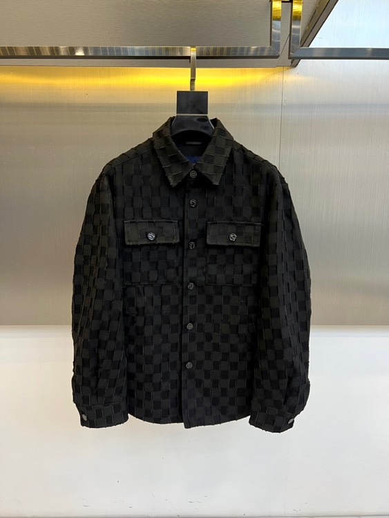 NO:601535,1v Vuitton, 2025 new autumn and winter classic plaid lapel jacket, this black jacket adopts the brand's signature plaid design, the lapel is equipped with a four-button opening and closing system, and the symmetrical chest pocket is decorated with the same button details. The pure cotton material ensures wearing comfort and breathability, and the cuff button design enhances the overall sense of sophistication. The thick fabric is suitable for autumn and winter wear, and the plaid element  It shows the classic British style. It can be paired with formal trousers to show a business casual style, or it can be paired with jeans to create an everyday look. Through the combination of detailed design and high-quality fabrics, it interprets the aesthetic concept of integrating traditional craftsmanship with modern wearability. 48-56 (model is 173, 143 pounds, upper body size 50),,jeans,jackets  & coats,alexander wang198609091v威登、2025秋冬新品经典格纹翻领夹克,这款黑色夹克采用品牌标志性格纹设计,翻领搭配四颗纽扣开合系统,胸前对称口袋装饰同款纽扣细节.纯棉材质确保穿着舒适性与透气性,袖口纽扣设计增强整体精致感.厚实面料适合秋冬季节穿着,格纹元素展现经典英伦风格.既可搭配正装裤展现商务休闲风范,也可搭配牛仔裤打造日常造型.通过细节设计与优质面料的结合,诠释将传统工艺与现代实穿性相融合的美学理念.48-56（模特173,143斤上身50码）,,jeans,jackets & coats,alexander wang,Men's clothing